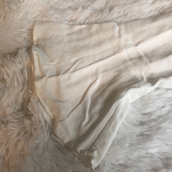Lulu’s NWT white bell sleeve wrap top 🔥 - Picture 6 of 8